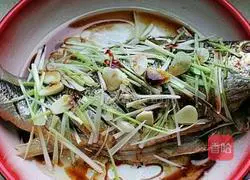 Illustration of how to make croaker with scallion oil 5