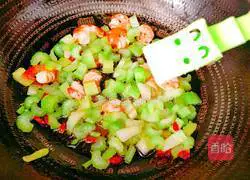 Illustration of how to make fried shrimps with celery 13