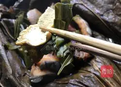 Illustration of how to make steamed preserved fish in lotus leaves 12