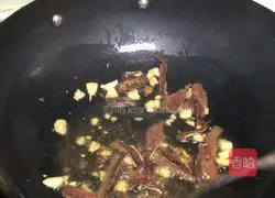 Illustration of how to make fried bacon with dried bamboo shoots 5