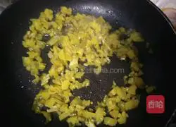 Illustration of how to stir-fry beans with minced meat, sauerkraut and beans 4