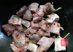 Illustration of making big head fish soup 5