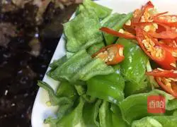 Illustration of how to make three-color fungus meat slices with pickled peppers 15