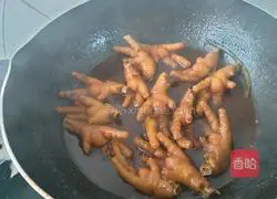 Illustration of how to make beer-braised chicken feet 8