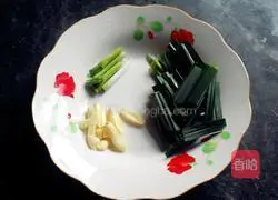 Illustration of how to make fried carrots and meat 3