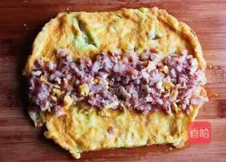 Illustration of how to make shrimp and mushroom egg rolls 9