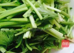 Illustration of how to make Qianzhang Celery Stir-fried 2
