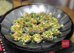 An illustration of how to make steamed abalone with garlic 5