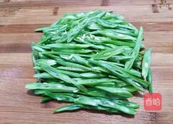 Illustration of how to fry green beans with oil residue 2