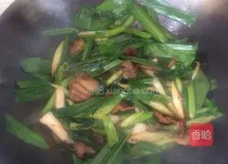 Illustration of how to make fried pork with green garlic 11