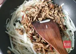 Illustration of how to make fried beef with shredded radish 12