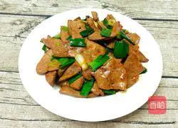 Illustration of how to stir-fry pork liver with garlic sprouts 9