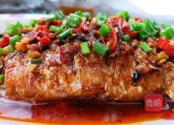 Illustration of braised crucian carp with beef sauce 16