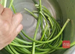 Illustration of how to stir-fry shredded pork with garlic moss 1