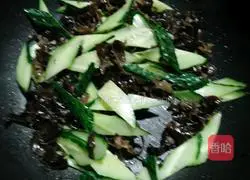 Illustration of how to make fried fungus with cucumber 7