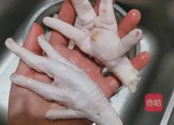 Illustration of how to make braised chicken feet 1