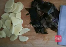 Illustration of how to make potatoes stewed with kelp 1