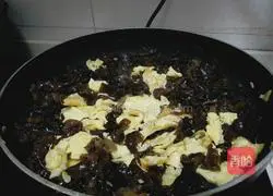 Black fungus Illustration of how to make scrambled eggs 4