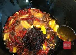 Illustration of how to fry crayfish in oil 3