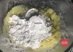 Illustration of how to make golden potato balls 5