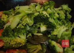 Illustration of how to make fried shrimps with broccoli 9