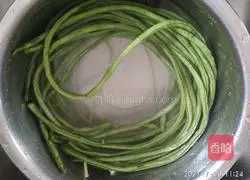 Illustration of how to make fried beans and diced pork 4