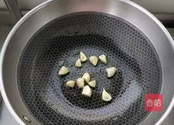 Illustration of how to make garlic asparagus and beef cubes 6
