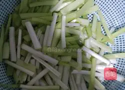 Illustration of how to stir-fry melon seeds 2