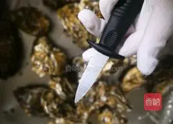 Illustration of how to make garlic roasted oysters 2