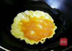 Illustration of how to make fried eggs with green pepper and fungus 4