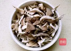 Illustration of how to make fried mushroom vermicelli 1