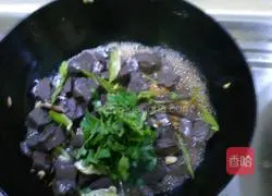 Illustration of how to stir-fry sheep blood 5