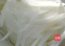 Illustration of how to make shredded pork with Beijing sauce 4