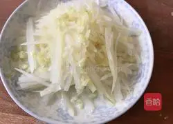 Illustration of how to mix mushroom sauce with shredded radish 6