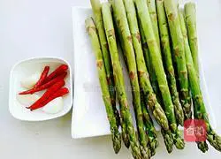 Illustration of how to make asparagus with oil 1