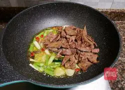 Illustration of how to stir-fry pork liver with garlic sprouts 11