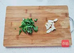 Illustration of how to stir-fry three shredded silkworms 4