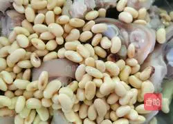 Soybean braised pig's trotters recipe 3