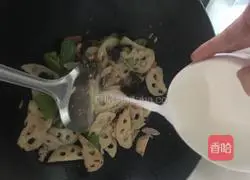Illustration of how to make stir-fried meat with lotus root and fungus 10