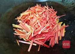 Illustration of how to stir-fry shredded pork with green pepper and carrot 11