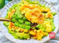 Illustration of how to make bitter melon and scrambled eggs, a must-have in summer to clear away heat and relieve heat 9