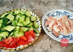 Illustration of how to make cucumber and fried meat 1