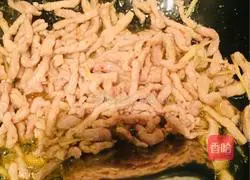 Illustration of how to make gluten-free bean shredded pork 10