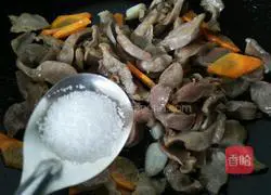 Illustration of how to make fried chicken gizzards with green peppers and carrots 5