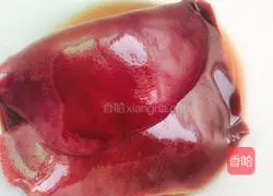 Illustration of how to stir-fry pork liver with onions 1