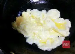 Illustration of how to make scrambled eggs with tomatoes and black fungus 8