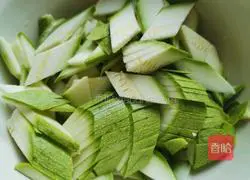 Illustration of how to make scrambled eggs with zucchini 1