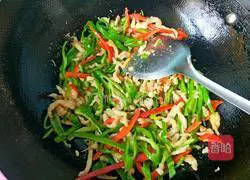 Illustration of how to make fried shredded chicken with double pepper 13