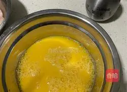 Illustration of how to make scrambled eggs with peppers, shrimps and eggs 3