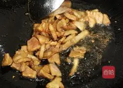 Illustration of how to make stir-fried cabbage and meat 7